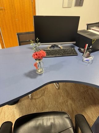 Mesa de oficina azul con cajonera