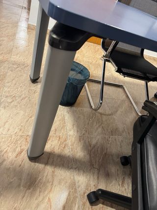 Mesa de oficina azul con cajonera