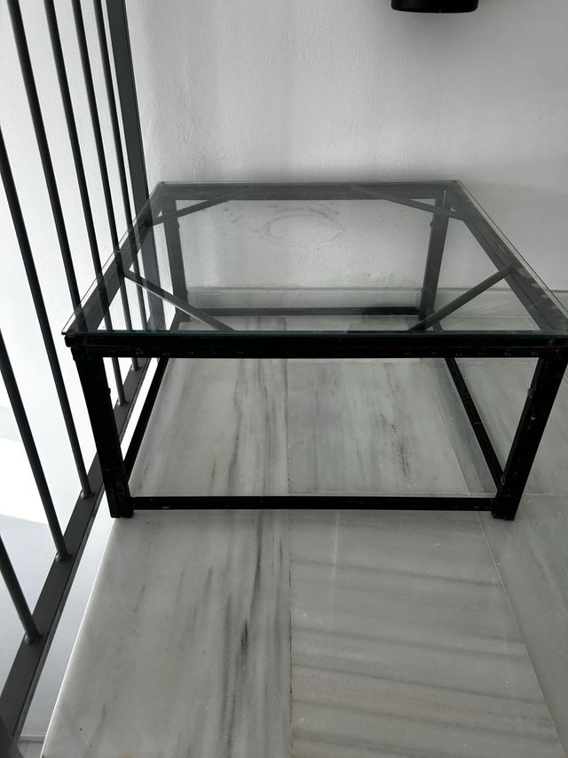 Mesa baja exterior cuadrada negra y cristal