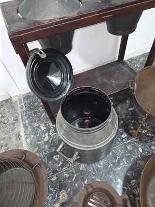 Juego de cantaras y cacerolas antiguas
