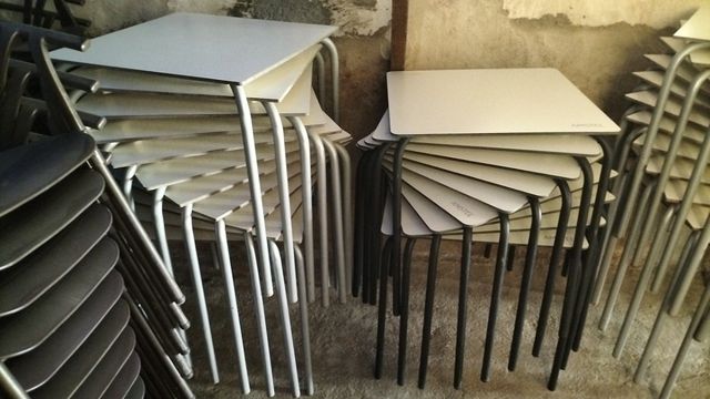 Mesa y 4 sillas de plástico 72€ 