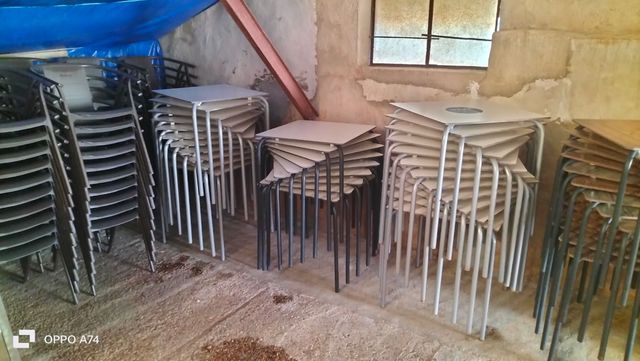 Mesa y 4 sillas de plástico 72€ 