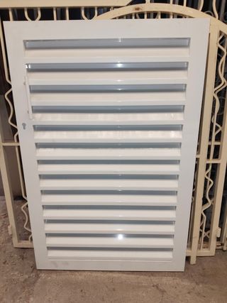 Puerta metalica blanca