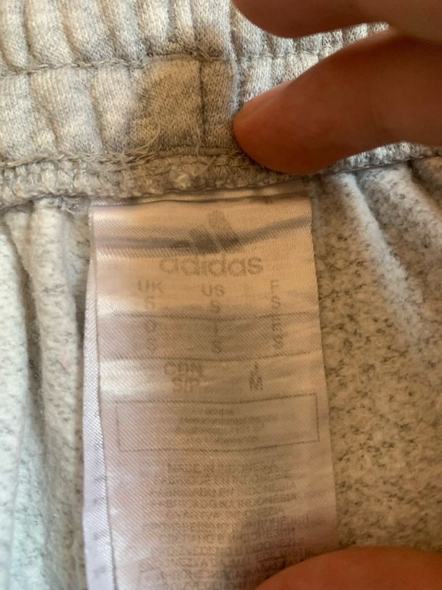 pantalon adidas gris con rayas negras