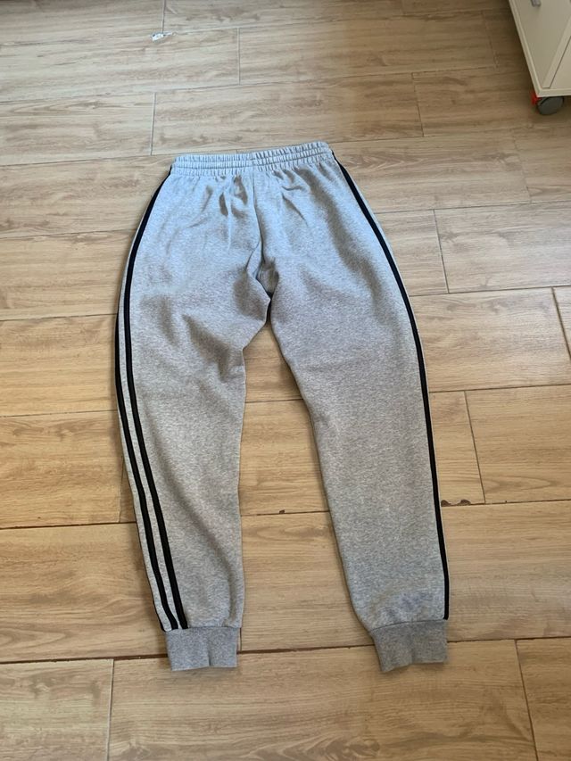 pantalon adidas gris con rayas negras