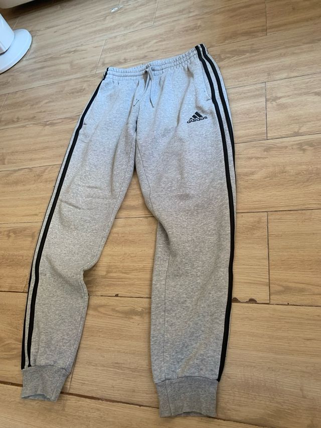 pantalon adidas gris con rayas negras