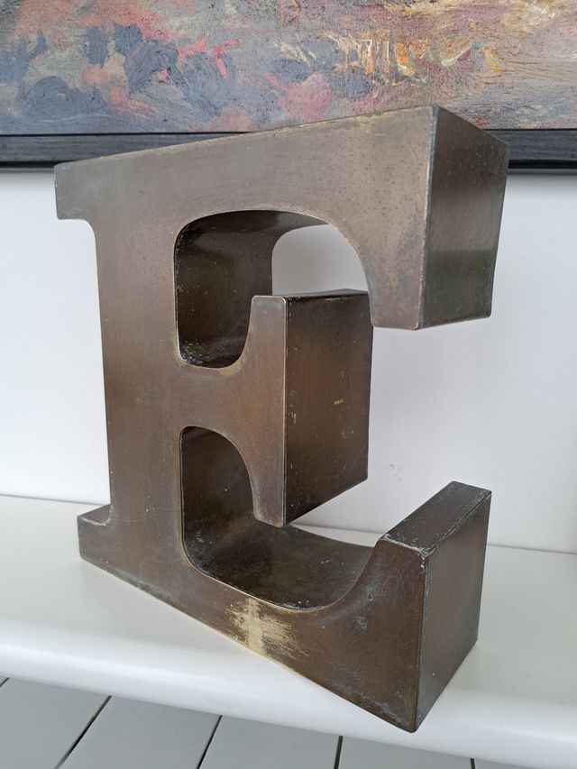 Lettera E decorativa metallo