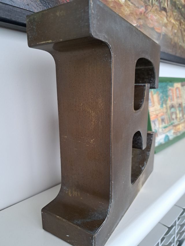 Lettera E decorativa metallo