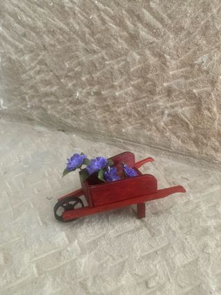 Mini carretilla roja con flores