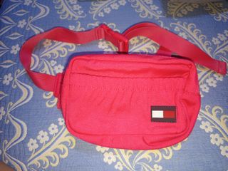 Riñonera Tommy Hilfiger rosa fucsia.