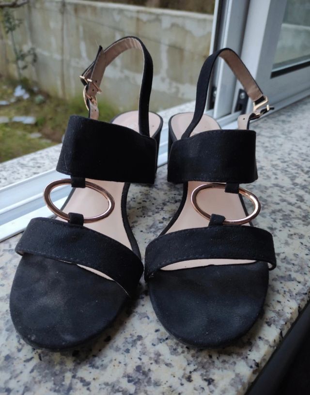 Sandálias pretas salto baixo
