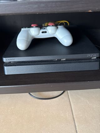PS4 (PlayStation 4) Slim 1 tb + mando +2 juegos.