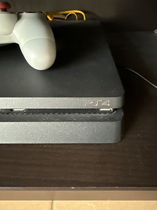 PS4 (PlayStation 4) Slim 1 tb + mando +2 juegos.