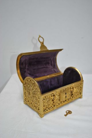 Antiguo cofre joyero de bronce al mercurio