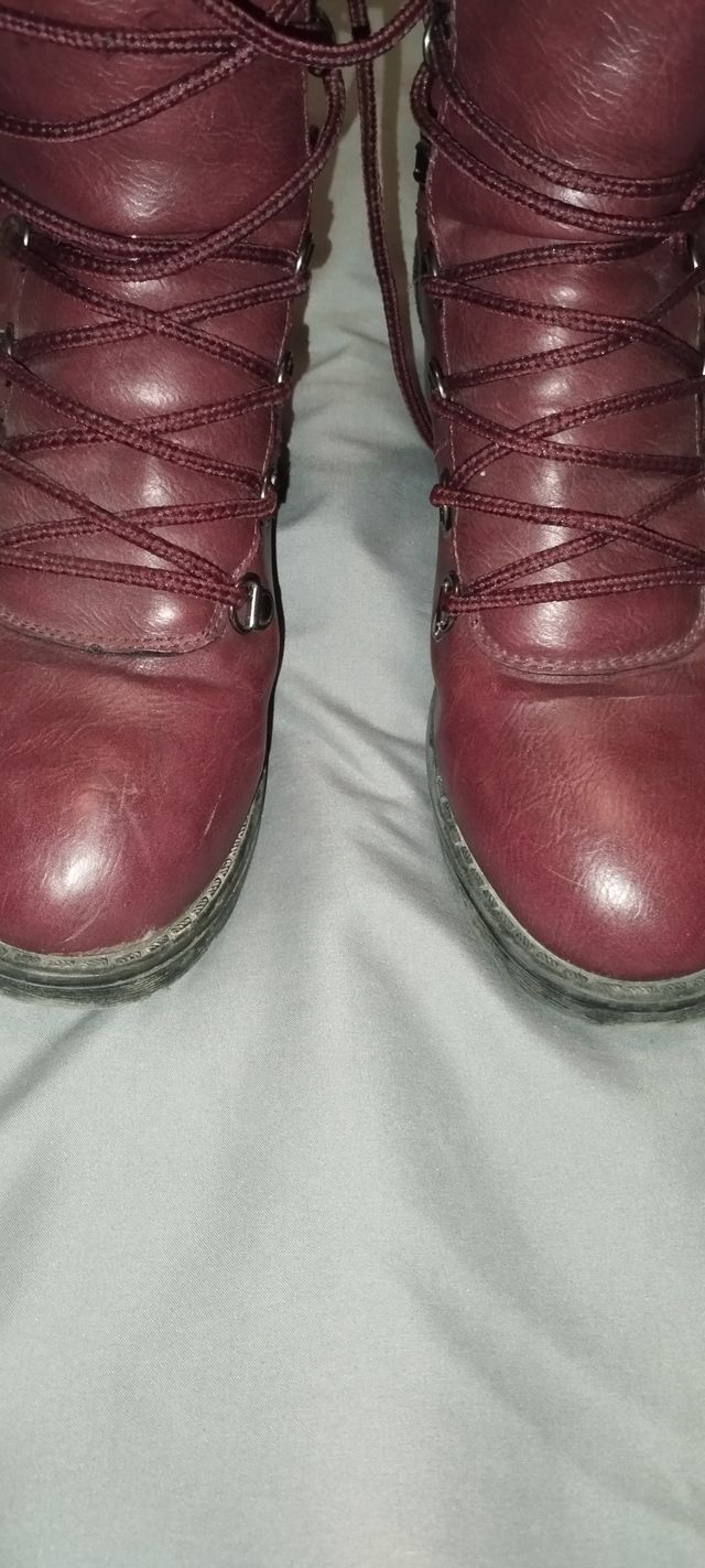 Botas negras y granates 