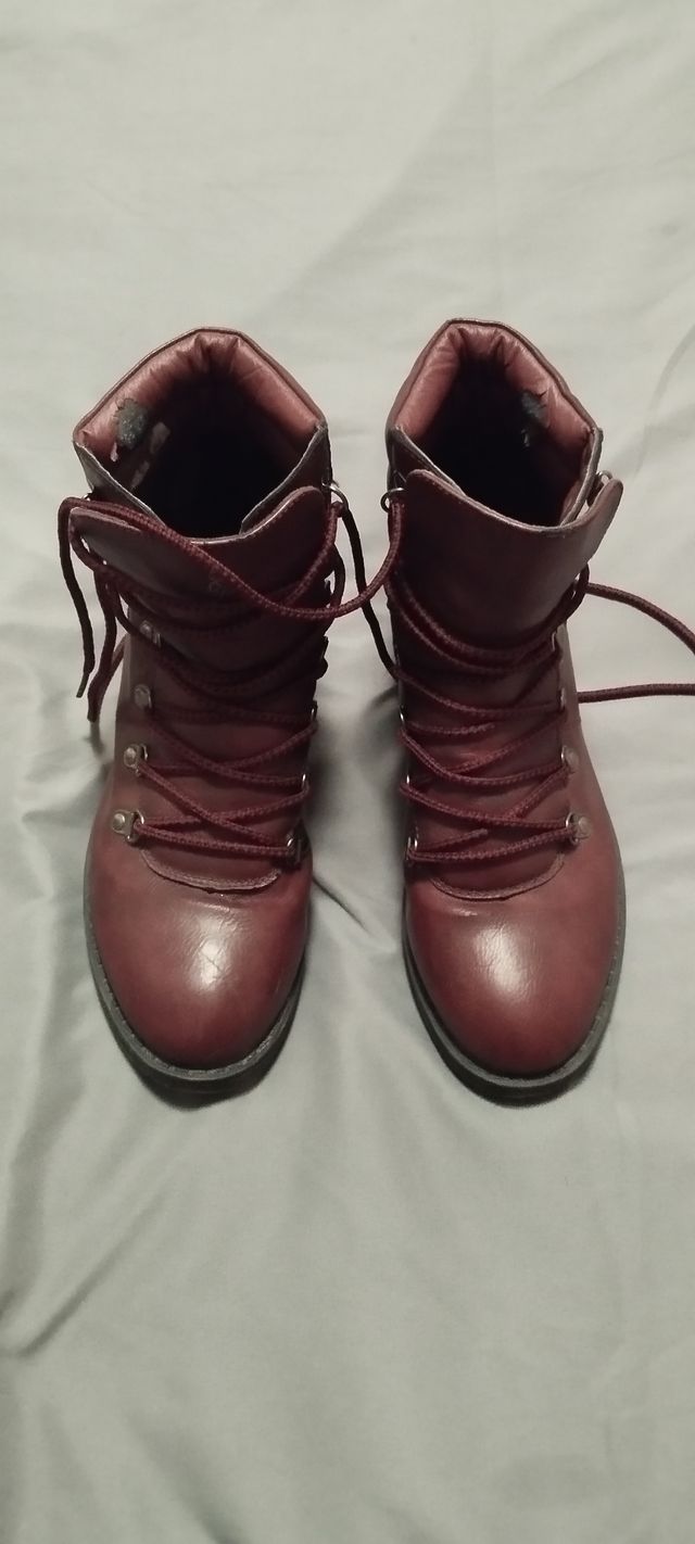 Botas negras y granates 