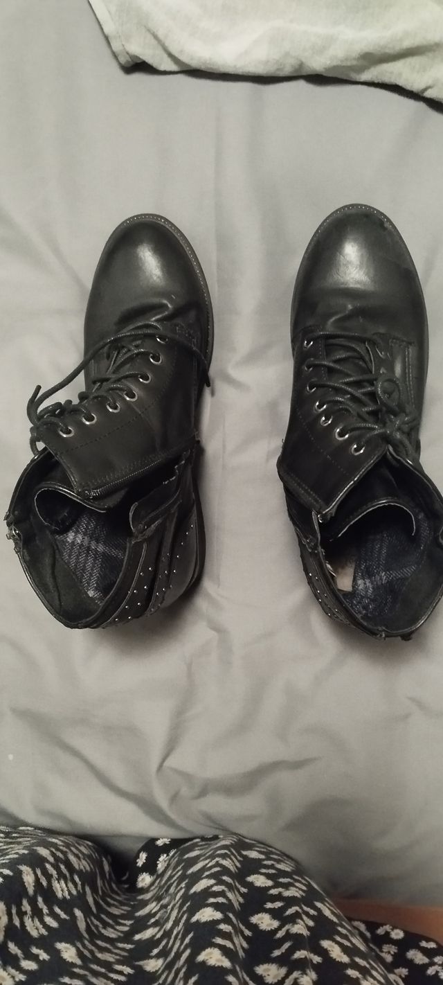 Botas negras y granates 