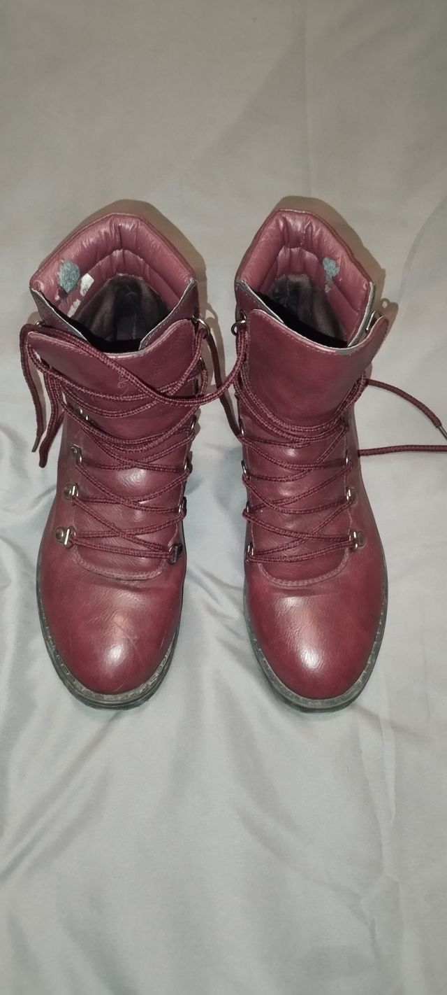 Botas negras y granates 