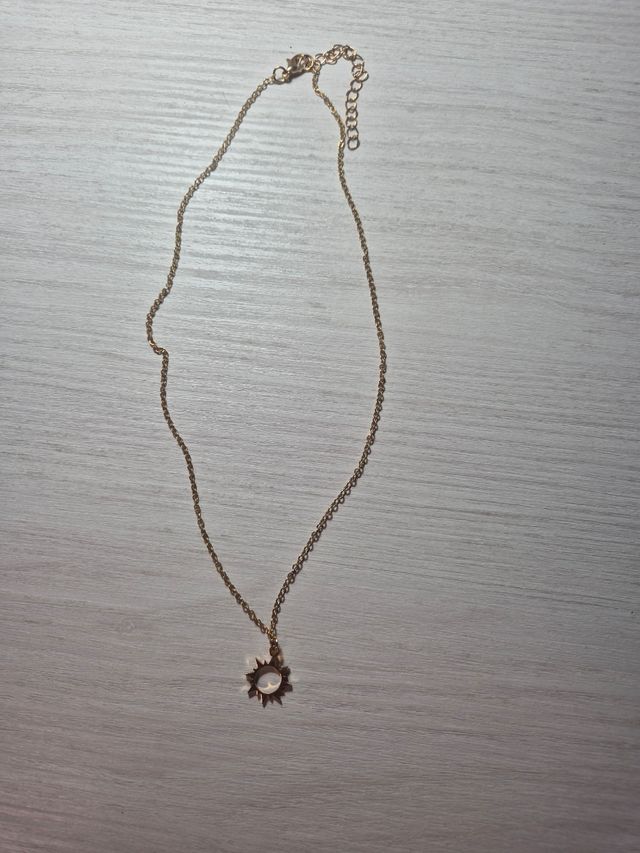Collar dorado con dije de sol