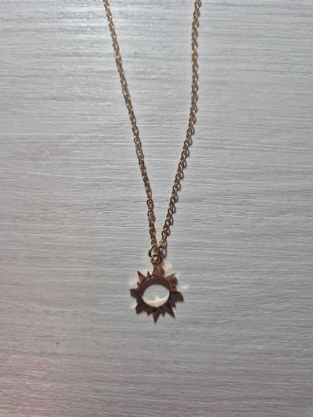 Collar dorado con dije de sol