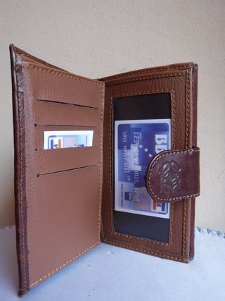 Cartera de color marrón