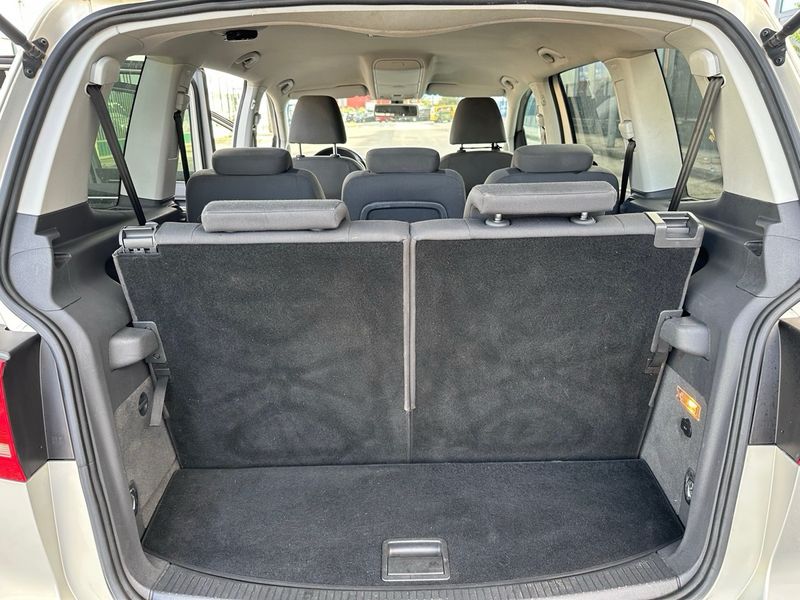 Volkswagen Touran 2.0 TDI Sport 2011, foto 15