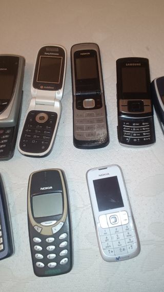 13 Vecchi telefoni cellulari Nokia, Samsung, Sony
