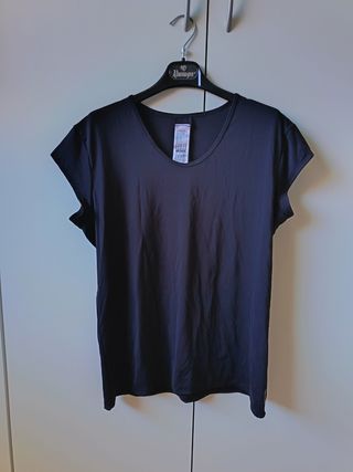 T-shirt nera sportiva