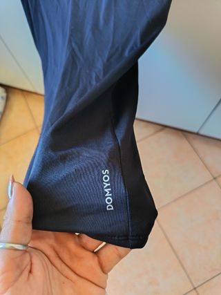 T-shirt nera sportiva