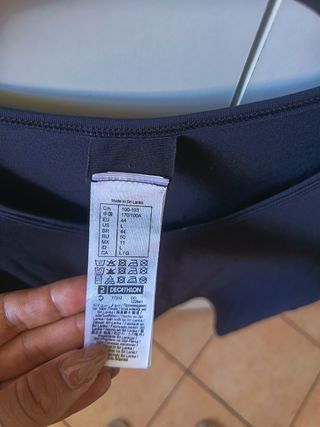 T-shirt nera sportiva