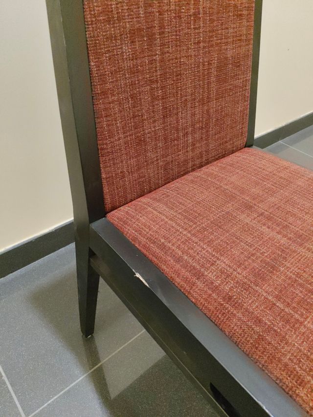 Silla de madera y tela roja