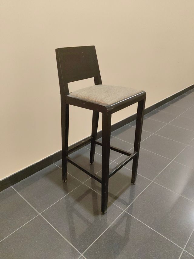 Taburete negro con asiento gris