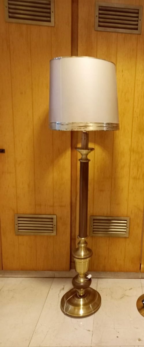 LÁMPARA CON GRAN PANTALLA DE BRONCE Y MADERA