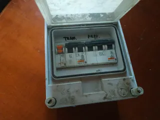 Caja interruptores eléctrica