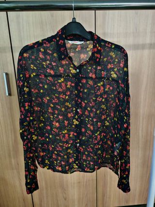Camisa negra floral transparente. Talla S