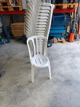 100 Sillas blancas de plástico