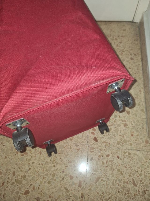 Cesta ropa sucia con ruedas roja