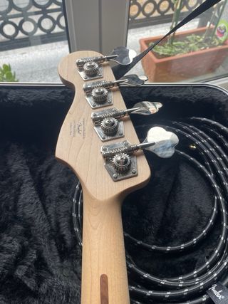 Bajo Squier Jazz Bass.