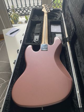 Bajo Squier Jazz Bass.