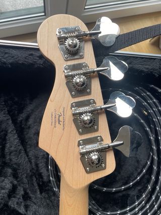 Bajo Squier Jazz Bass.