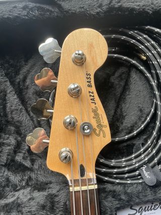 Bajo Squier Jazz Bass.