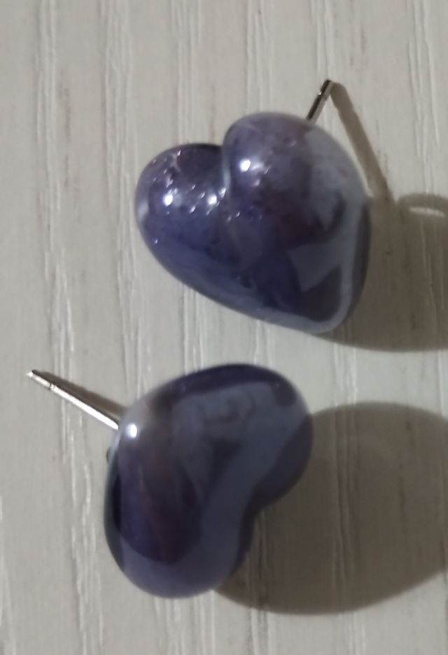 Orecchini in vetro a forma di cuore viola
