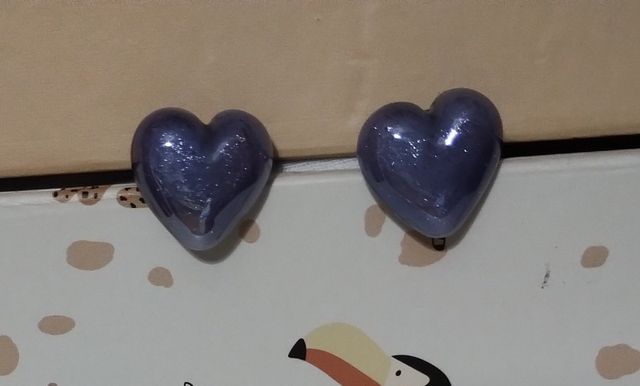 Orecchini in vetro a forma di cuore viola