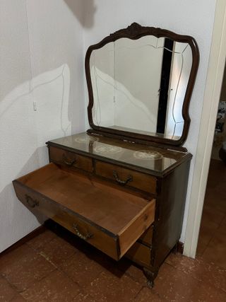 Tocador antiguo con espejo