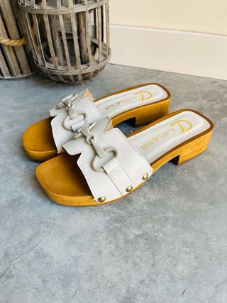 Zuecos piel blancos y marrones -talla 37