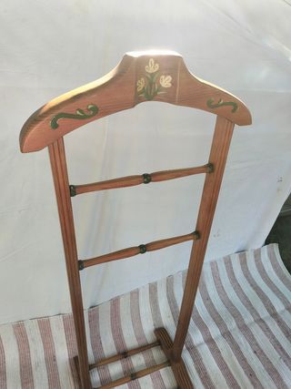 Perchero madera pintado a mano. 