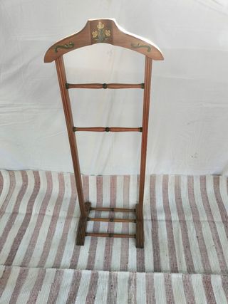 Perchero madera pintado a mano. 