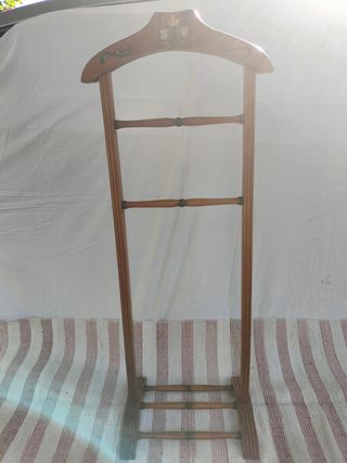 Perchero madera pintado a mano. 