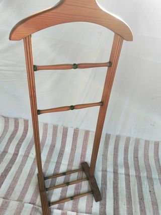 Perchero madera pintado a mano. 