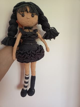 Muñeca amigurimi. Miércoles Adams hecha a mano